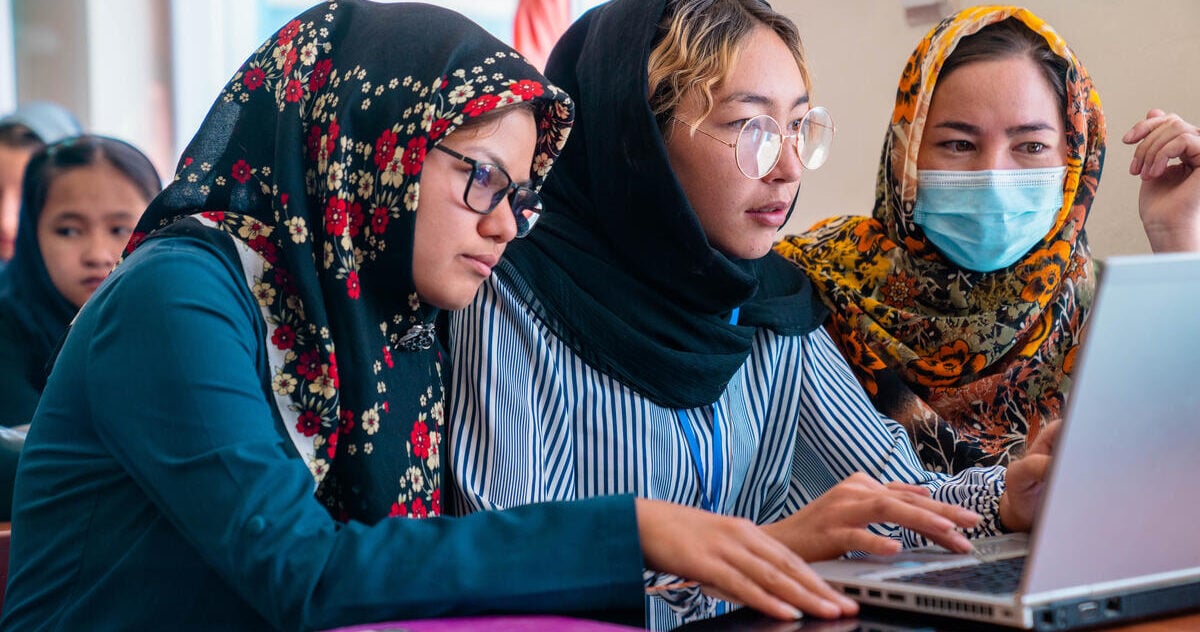 دانش‌آموزان دختر افغانستانی در کلاسی در مرکز جوانان در افغانستان