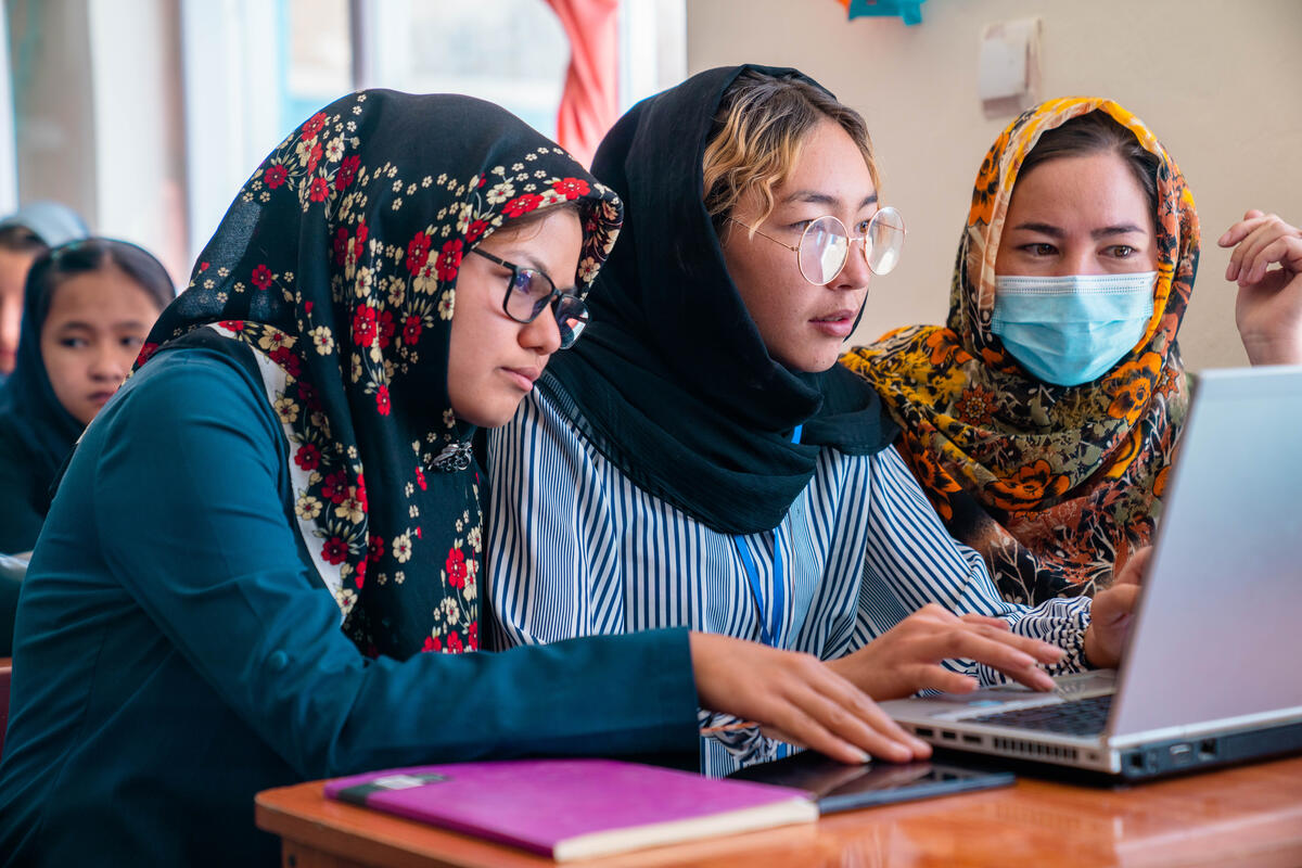دانش‌آموزان دختر افغانستانی در کلاسی در مرکز جوانان در افغانستان
