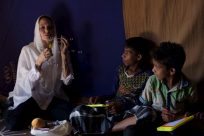L’Inviata Speciale dell’UNHCR Angelina Jolie in visita in Bangladesh, paese che accoglie quasi un milione di rifugiati Rohingya