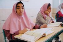 I bambini afghani studiano al fianco dei loro coetanei iraniani