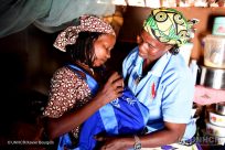 La "marsupio-terapia" aiuta a salvare i neonati prematuri in Camerun