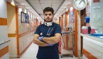 Un infermiere rifugiato in prima linea contro il coronavirus in Iran