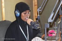 Gli studenti rifugiati ricevono lezioni via radio in Kenya