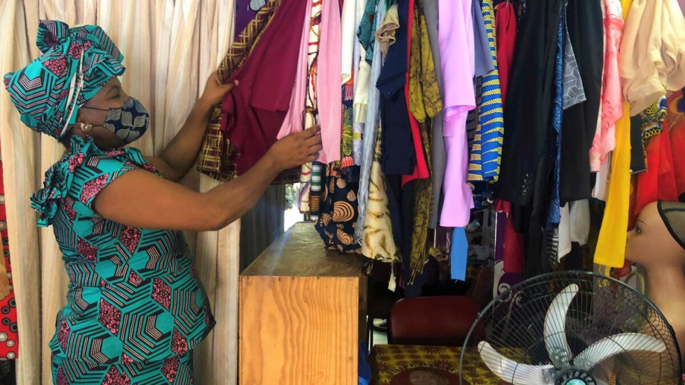 Mozambico. Jacqueline, una donna congolese rifugiata, ha creato il suo marchio di abbigliamento a Maputo