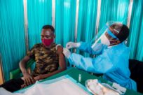 Il Rwanda vaccina i rifugiati e i richiedenti asilo contro il COVID-19