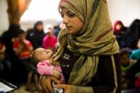 Le donne in molti paesi affrontano discriminazione nella registrazione dei propri figli alla nascita, avvertono UNHCR e UNICEF