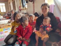 Le famiglie costrette a fuggire nel Myanmar colpito dalla crisi lottano per la sopravvivenza