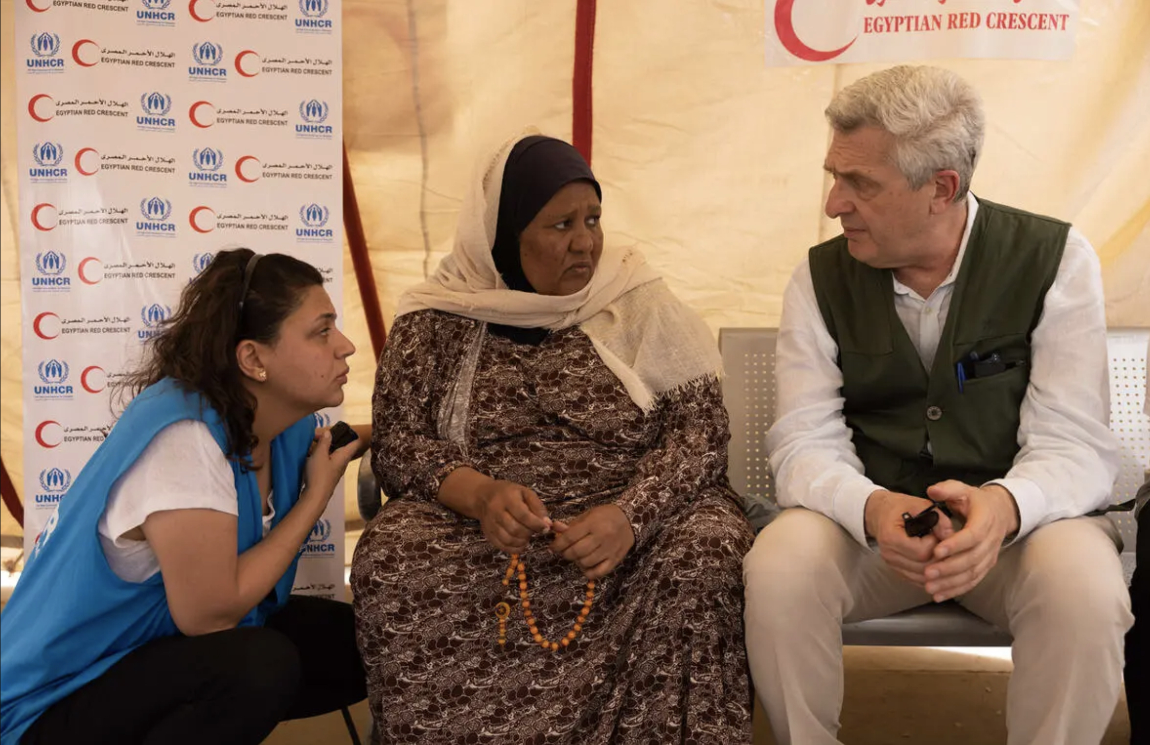 L'Alto Commissario delle Nazioni Unite per i Rifugiati Filippo Grandi (a destra) parla con Fatima (al centro), rifugiata sudanese, al confine di Qoustul, nel sud dell'Egitto.