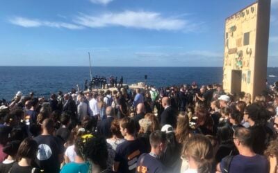 Giornata nazionale della Memoria e dell’Accoglienza: l’UNHCR, l’OIM, e l’UNICEF commemorano il decimo anniversario del tragico naufragio al largo di Lampedusa e rinnovano l’appello per rafforzare il sistema di pattugliamento e soccorso nel Mediterraneo Centrale