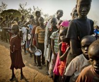 南スーダン：戦闘が激化約8万人が周辺国に避難