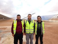 電気工事士として働く難民、ヨルダンの難民キャンプ