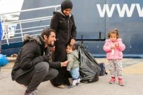 シリア人家族のギリシャ本土移送、UNHCRが支援