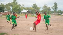 サッカーでトラウマと向き合う強さを、ブルンジ難民の少女