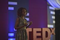 難民のスピーカー、歴史に残るTEDイベントで歓声浴びる