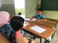 シリア難民の少年、レバノンで先生と二人三脚で算数を学ぶ