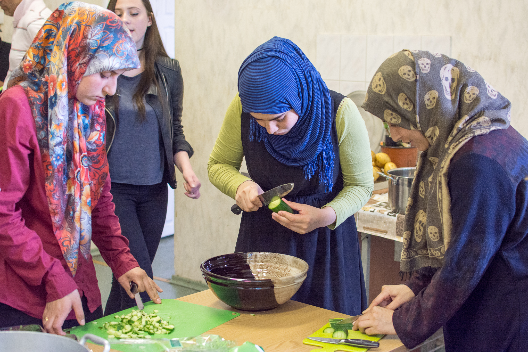 Volunteers give refugees a taste of life in Lithuania