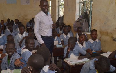 Mentorprojekt inspirerer lærerne på den største skole i Kakuma-lejren i Kenya