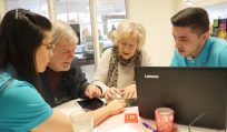 Jauni pabėgėliai pagyvenusius švedus moko naudotis kompiuteriu