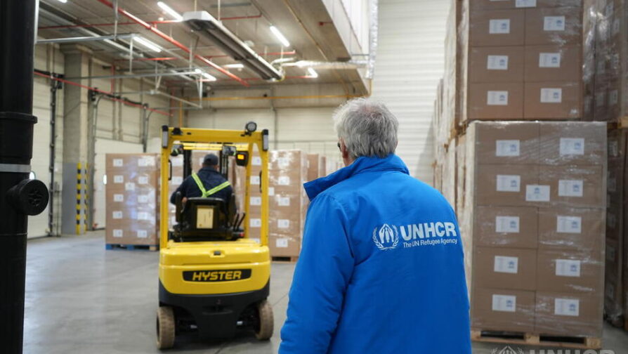 På UNHCR, FN’s Flygtningeorganisations, lager i Ungarn bliver lastbiler læsset med humanitær vinterhjælp til de mange mennesker på flugt inde i Ukraine. © UNHCR/Zoran Stevanovic