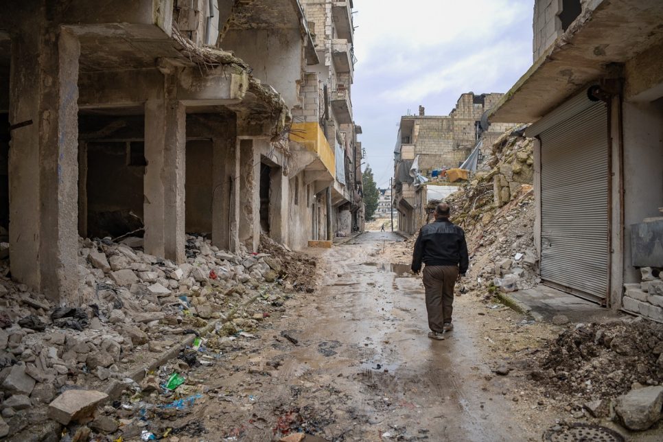 Een man loopt door de verbrijzelde straten van Aleppo, februari 2019 . © UNHCR/Antwan Chnkdji