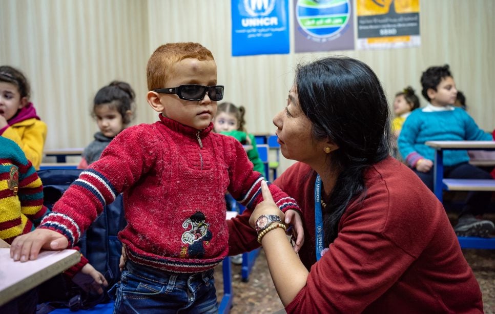 Yumiko Takashima ontmoet de zevenjarige Subhi, die visueel gehandicapt is, in Aleppo, Syrië. © UNHCR/Antwan Chnkdji