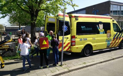 Taalklas krijgt ambulance op bezoek
