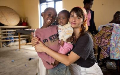 Topmodel Helena Christensen bezoekt vluchtelingen in Rwanda