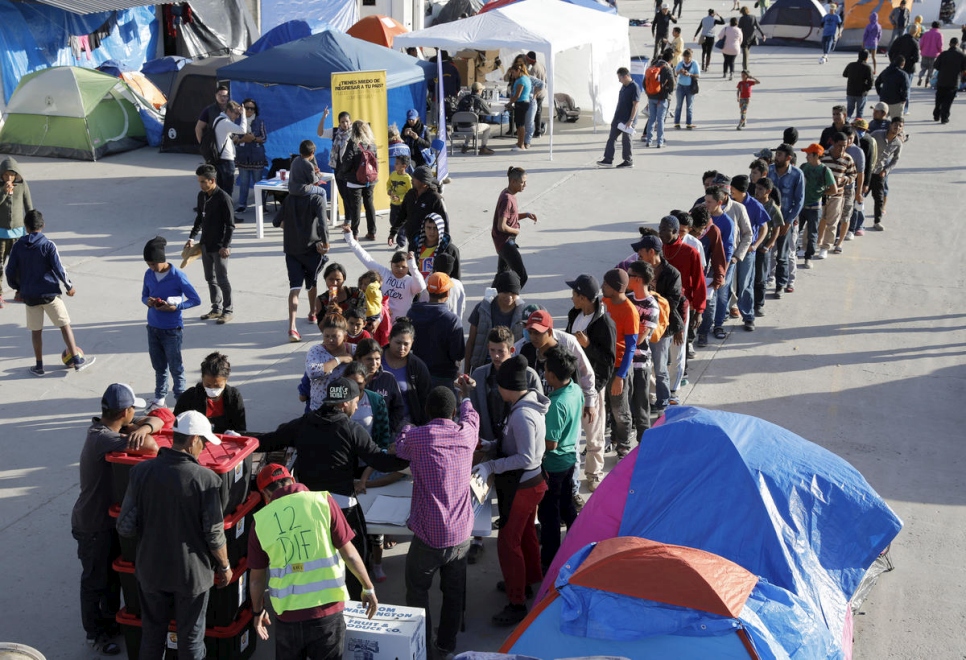 Asielzoekers staan in de rij voor een maaltijd bij het El Barretal opvangcentrum in Tijuana, Mexico in December 2018. © UNHCR/Daniel Dreifuss
