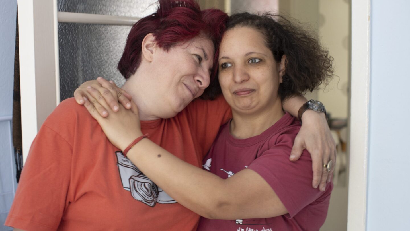 “Toen ik haar voor het eerst zag, kon ik niet geloven dat die prachtige ogen echt waren,” herinnert Amani Zreba, 38 (rechts) zich met haar partner Maria Teresa Araya in hun appartement in Milaan. Voordat de twee elkaar in 2018 ontmoetten, moest Amani Libië ontvlucht, waar ze werd geconfronteerd met voordelen van haar familie. Ze heeft inmiddels een onderneming opgezet om lesbische vrouwelijke asielzoekers die in Italië aankomen te begeleiden. © UNHCR/Federico Scoppa