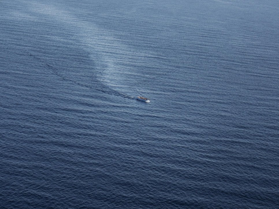 Een boot vol mensen wordt gespot in de Middellandse Zee vanuit een Italiaanse reddingshelikopter tijdens operatie Mare Nostrum, juni 2014 © UNHCR/Alfredo D’Amato