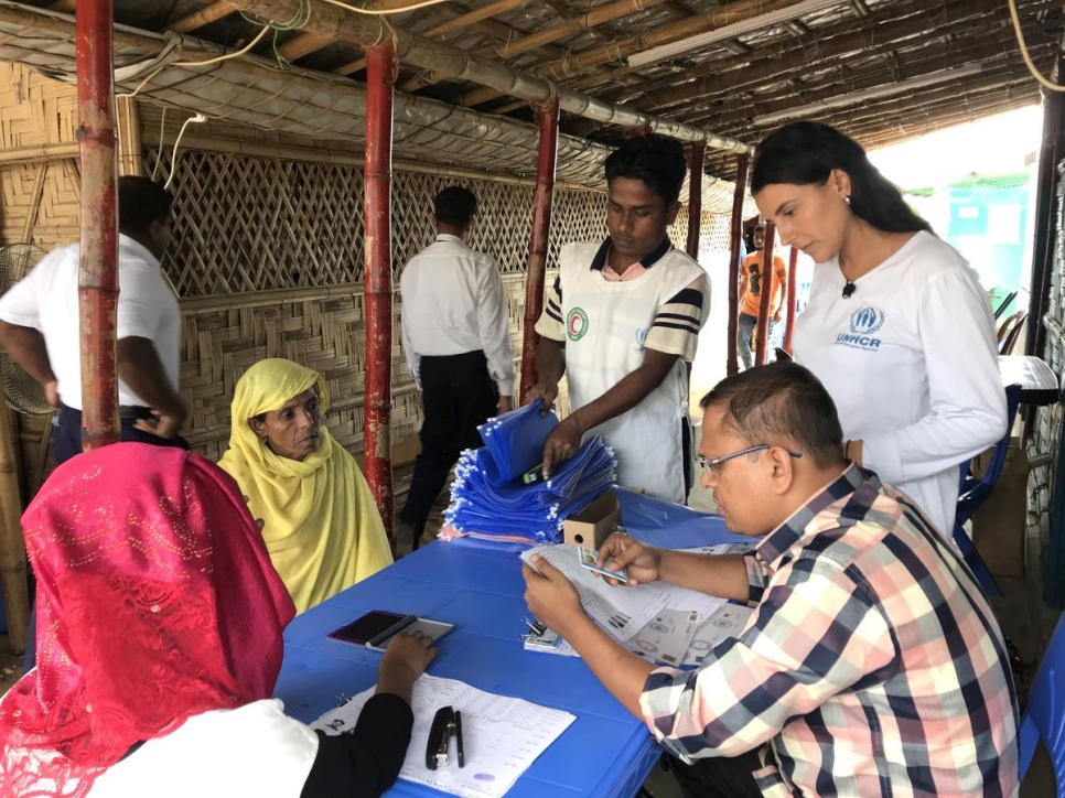Een UNHCR-team in Bangladesh registreert Rohingya-vluchtelingen en verstrekt velen voor het eerst identiteitsdocumenten. © UNHCR/Caroline Gluck