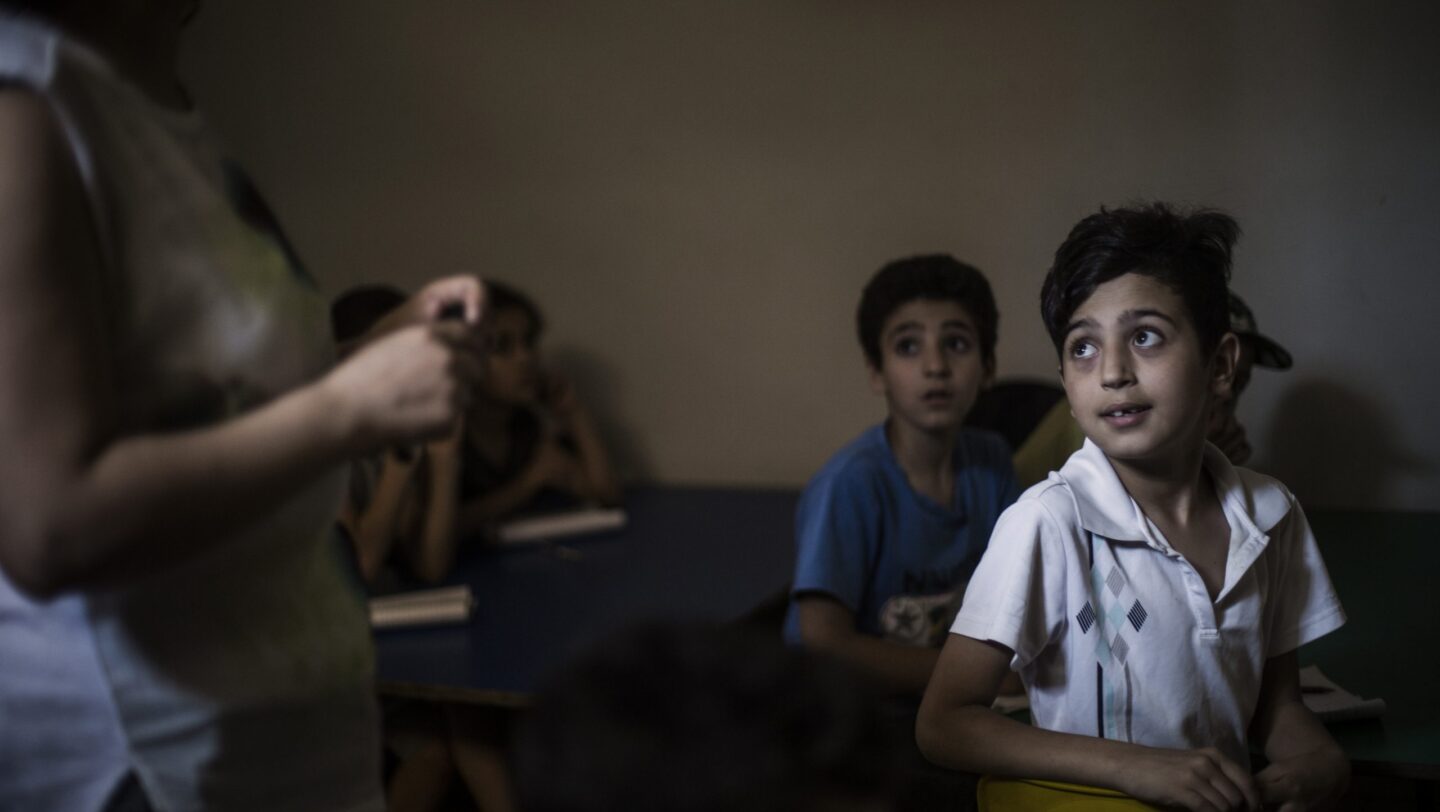 Informele school helpt kinderen in sloppenwijk in Zuid-Beiroet, Libanon. © UNHCR/Diego Ibarra Sánchez