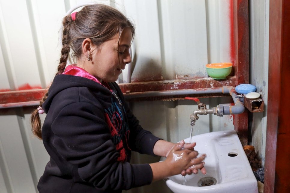 Een Syrisch meisje wast haar handen in vluchtelingenkamp Za'atari. © UNHCR/Mohamad al-Taher