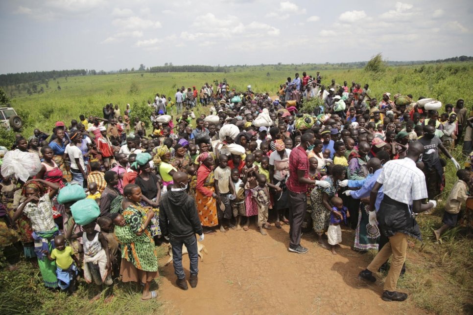 Asielzoekers uit de Democratische Republiek Congo wachten op een gezondheidsscreening aan de grens tussen Oeganda en de DR Congo in Zombo. © UNHCR/Rocco Nuri