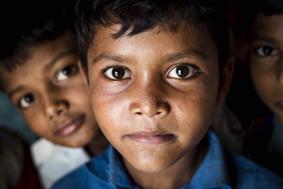 Rohingya-kinderen in een kindvriendelijke ruimte in vluchtelingenkamp Kutupalong, Bangladesh, in juli 2019. © UNHCR/Antoine Tardy
