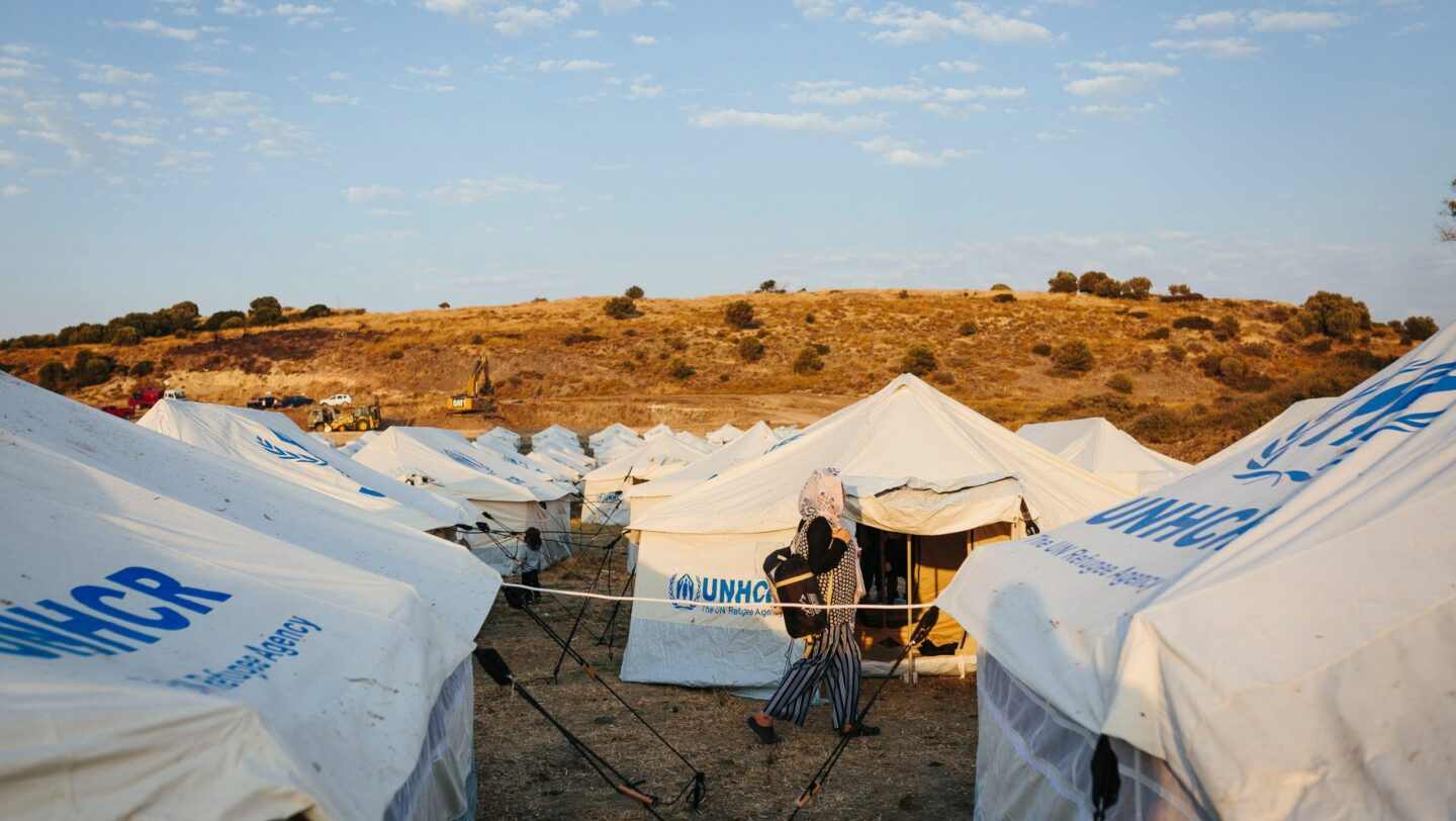UNHCR ondersteunt asielzoekers op Lesbos met noodhulpmiddelen en onderdak nadat branden het asielzoekerscentrum van Moria op het Griekse eiland Lesbos hebben verwoest. © UNHCR