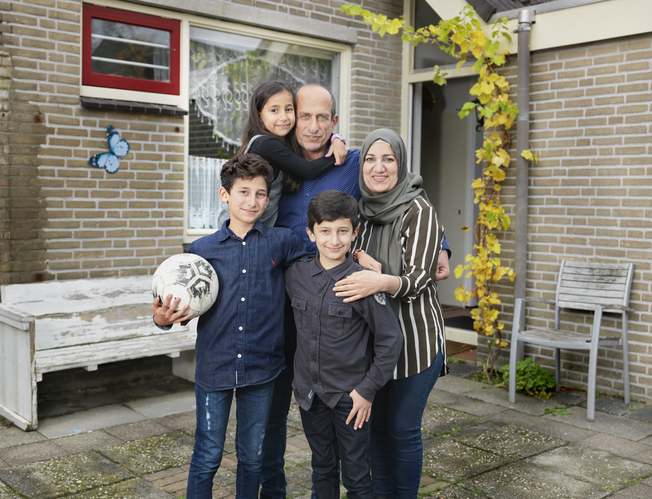 Ahmad Yaseer en zijn vrouw Hanan, samen met hun kinderen Amar, Bashar en Sham uit Damascus, thuis, in de buurt van Rotterdam. © UNHCR/Marieke van der Velden