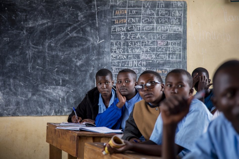 Burundese vluchtelingstudenten volgen les op de Paysannat L-school, in vluchtelingenkamp Mahama, Rwanda, februari 2018 © UNHCR/Georgina Goodwin