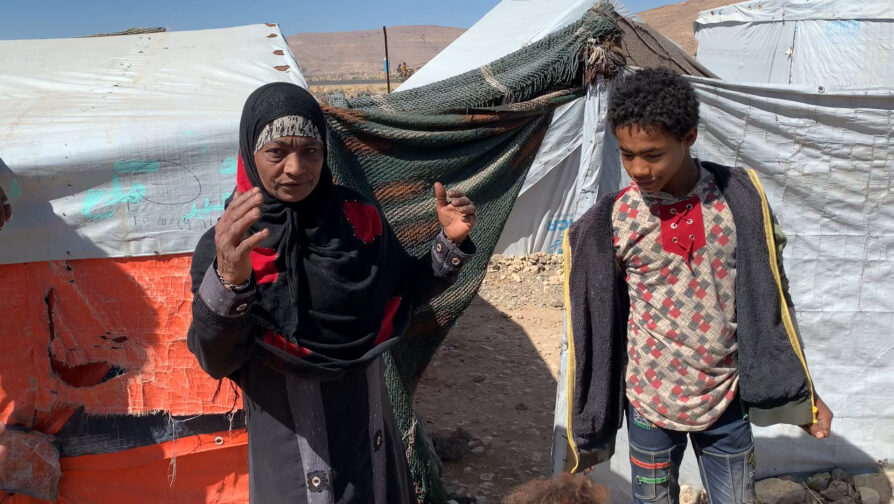 Mariam, een weduwe met zes kinderen, adopteerde zeven van haar nichtjes en neven nadat haar broer en zijn vrouw waren omgekomen bij het bombardement dat haar dwong het huis te verlaten. © UNHCR/Jean Nicolas Beuze