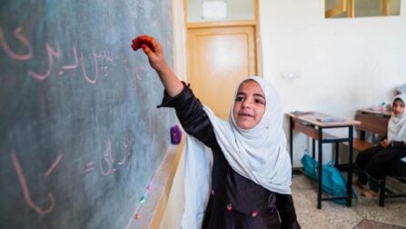 Een meisje neemt deel aan een les op de Lower Sheikh Misri High School in Jalalabad, Afghanistan. © UNHCR/Oxygen Empire Media Production