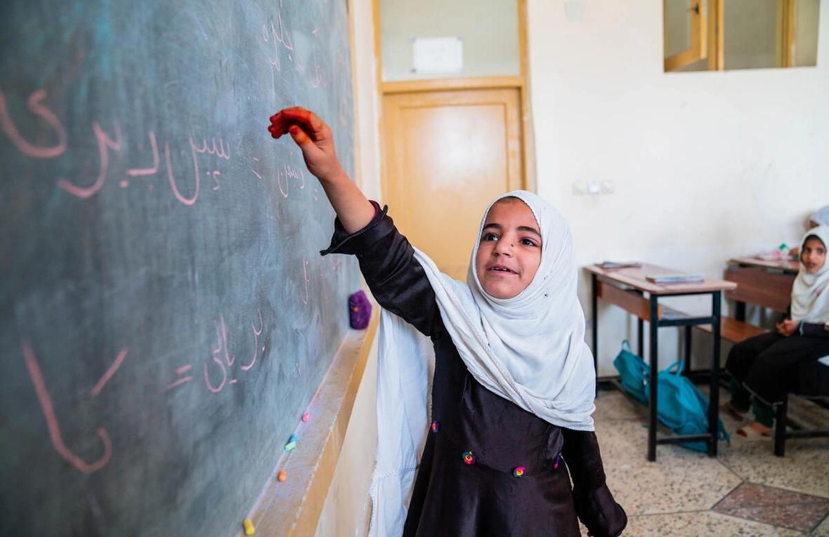 Een meisje neemt deel aan een les op de Lower Sheikh Misri High School in Jalalabad, Afghanistan. © UNHCR/Oxygen Empire Media Production