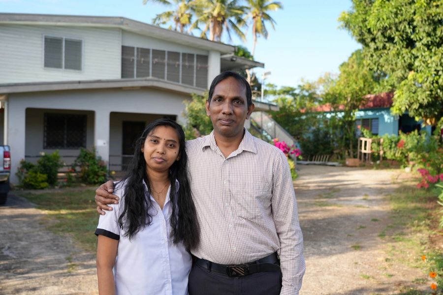 Inakka en Sebastian op de oprit van het flatgebouw in Fiji dat ze nu hun thuis noemen.