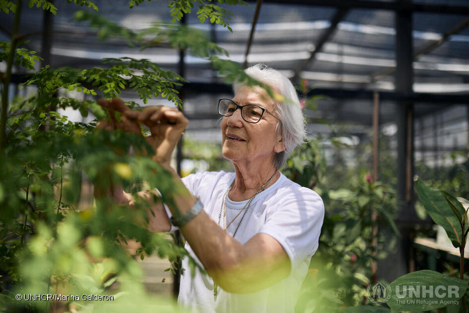 Zuster Rosita Milesi, laureaat van de UNHCR Nansen Refugee Award 2024, in een serre in Boa Vista, Brazilië, waar vluchtelingen en migranten duurzame landbouw beoefenen.