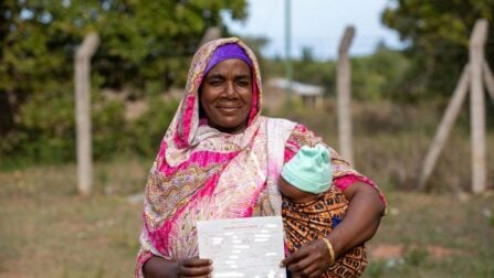 Asha Suleiman, een lid van de Pemba-minderheid in Kenia, laat trots het pas verworven geboortecertificaat van haar dochter zien.