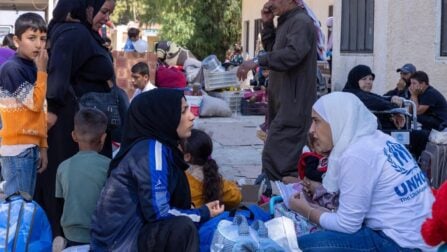 UNHCR-personeel ondersteunt Syrische en Libanese mensen die aankomen bij de grensovergang Joussieh in Homs, Syrië, nadat ze gevlucht zijn voor Israëlische bombardementen in Libanon.