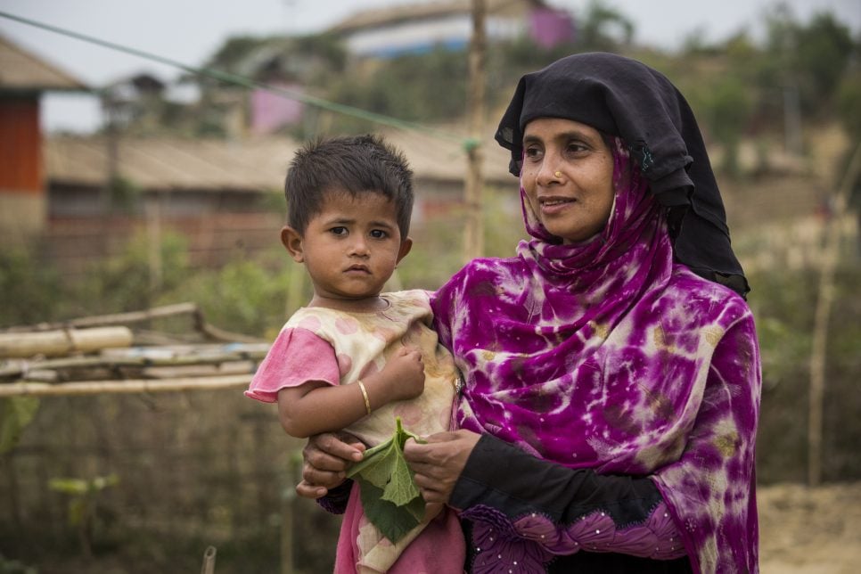 Sara Khatun met haar zoon, in de uitbreiding van kamp 4, kamp Kutupalong. Cox’s Bazar, Bangladesh. © UNHCR/Vincent Tremeau