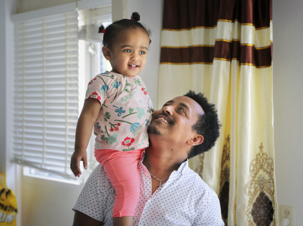 Zem (34) uit Eritrea met zijn dochter Sara. © UNHCR/Marieke van der Velden