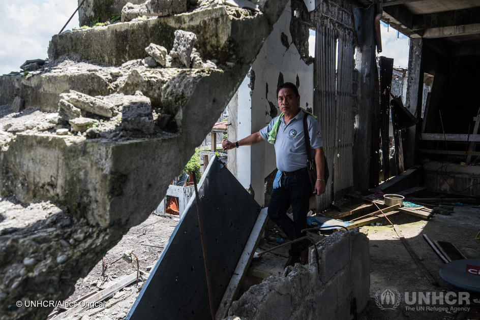 Philippines. Displaced families visit homes in war-torn city