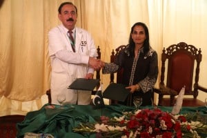 UNHCR Representative, Ms. Ruvendrini Menikdiwela and Chief Executive Officer of the Balochistan Institute of Nephro-Urology Quetta, Prof. Karim Zarkoon exchanging the agreement. © UNHCR/H. Karim