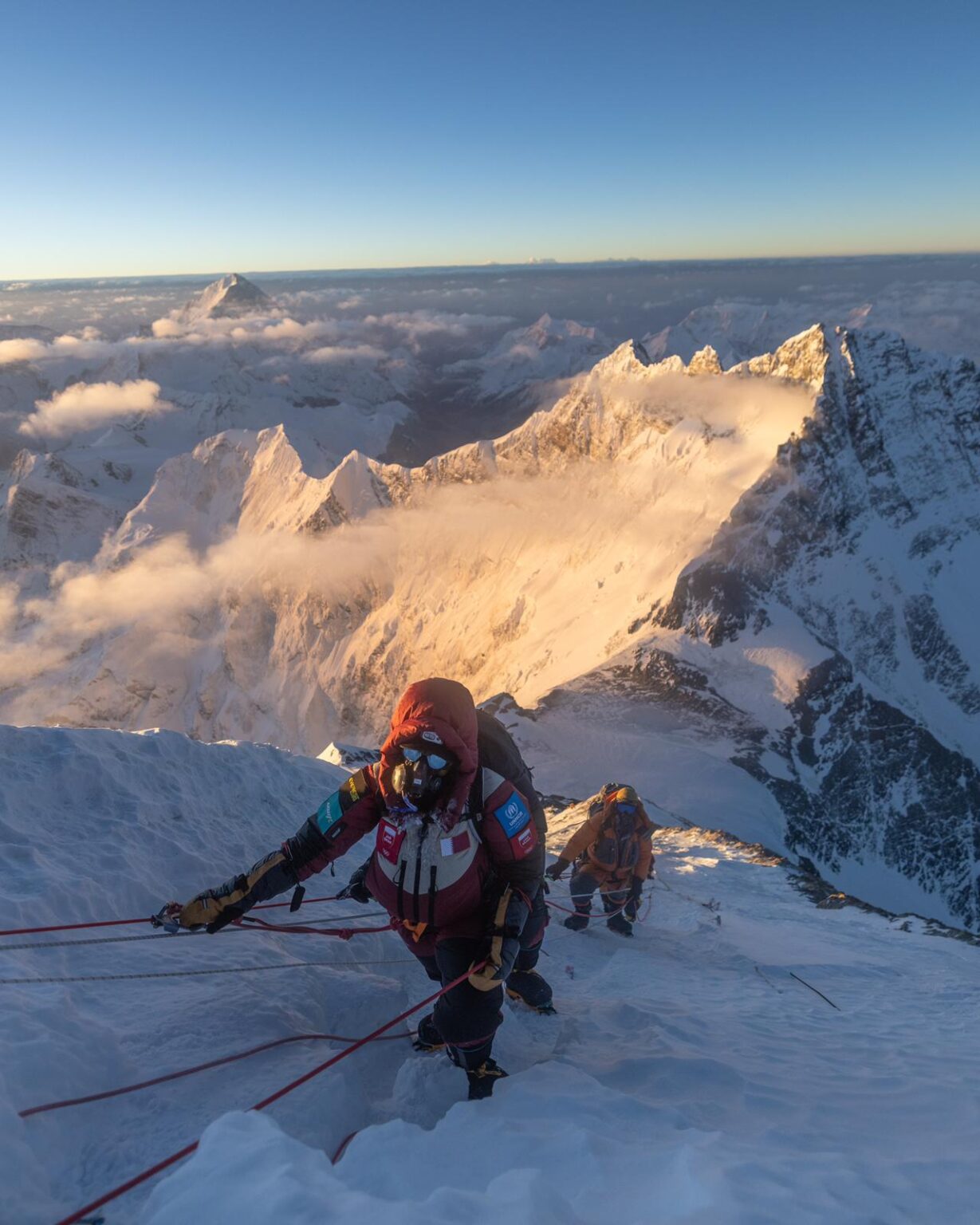 Sheikha Asma Al-Thani raises UNHCR flag on highest peak on earth ...